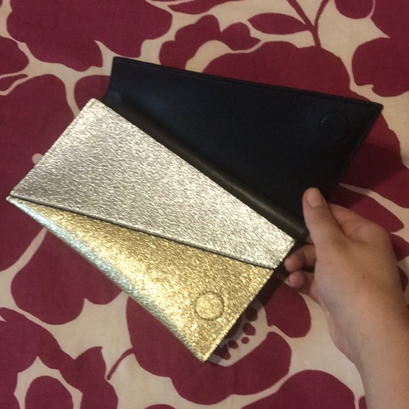 3/$15🌻Gold Estée Lauder clutch - Picture 2 of 5